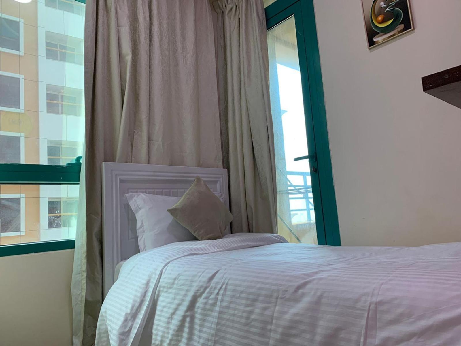 Nice Single Rooms For "Girls" Only In Dubai, Marina 外观 照片